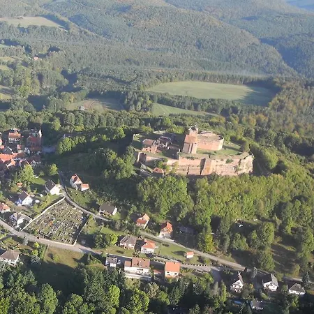 Au Pied Du Chateau